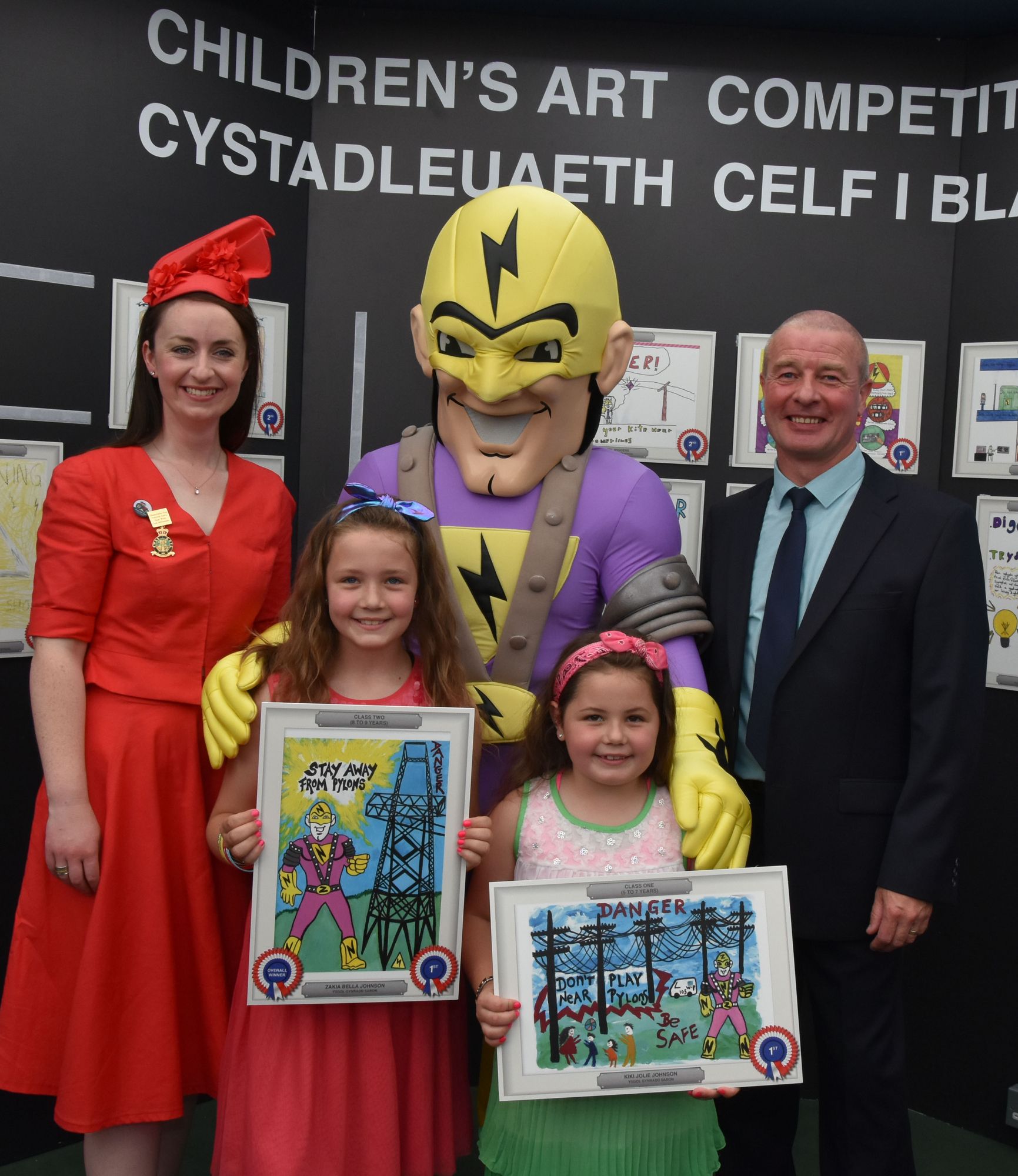 Western Power mascot poses with prize winning kids